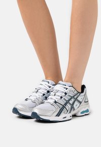 ASICS SportStyle GEL-NIMBUS 9 - Sapatilhas - pure silver/french blue