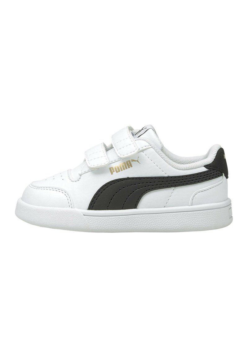 Baskets synthétiques blanches avec bande noire Puma, sangles Velcro, talon arrondi, semelle en caoutchouc texturée et détail du logo Puma doré.