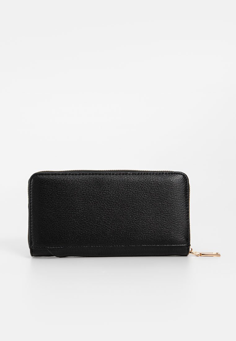 Portafoglio in pelle nera con finitura testurizzata, forma rettangolare, dettaglio della cerniera dorata e design semplice. Adatto per carte e banconote.