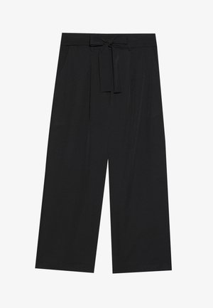 Calças largas pretas com cintura ajustável, apresentando uma textura suave e dois bolsos laterais, desenhadas com uma silhueta oversized.