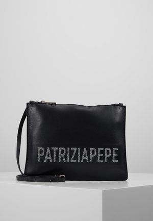 Sort læderclutch med sølvglitrende "PATRIZIAPEPE"-tekst, lynlåslukning og justerbar skulderrem på hvidt udstillingsplatform.