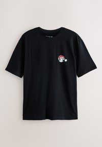 Črna bombažna majica s kratkimi rokavi, ki na levi strani prsnega dela nosi izšito risano osebo v božičnem klobuku.