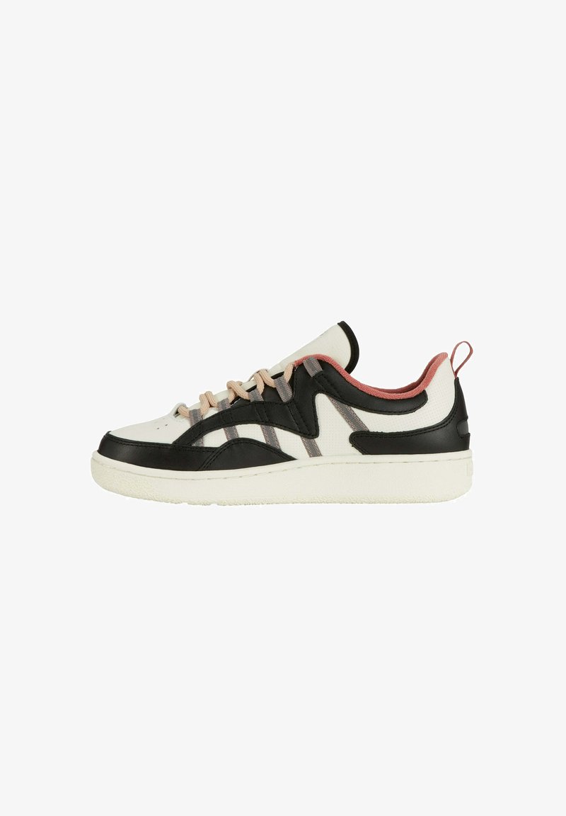 Sneakers z białą siateczką i czarną skórzaną cholewką, szare paski, różowe akcenty, kremowa podeszwa, sznurowany fason oraz pętla z tyłu.