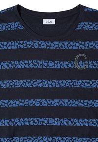 Chemise bleu marine foncé à rayures horizontales imprimé léopard bleu et petite lettre C brodée avec texte sur la partie supérieure droite de la poitrine.