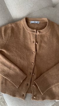 Kamelově zbarvený pletený cardigan s žebrovaným límcem a manžetami, vybavený šesti knoflíky, s měkkou texturou a neformálním designem.