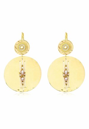 Boucles d'oreilles pendantes ton or avec dessus circulaire martelé et grand disque rond plat présentant des ornements centraux verticaux en perles et perles.