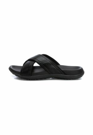 Chanclas negras con una parte superior suave de material sintético, que presentan dos correas cruzadas y una suela de goma texturizada para agarre y comodidad.