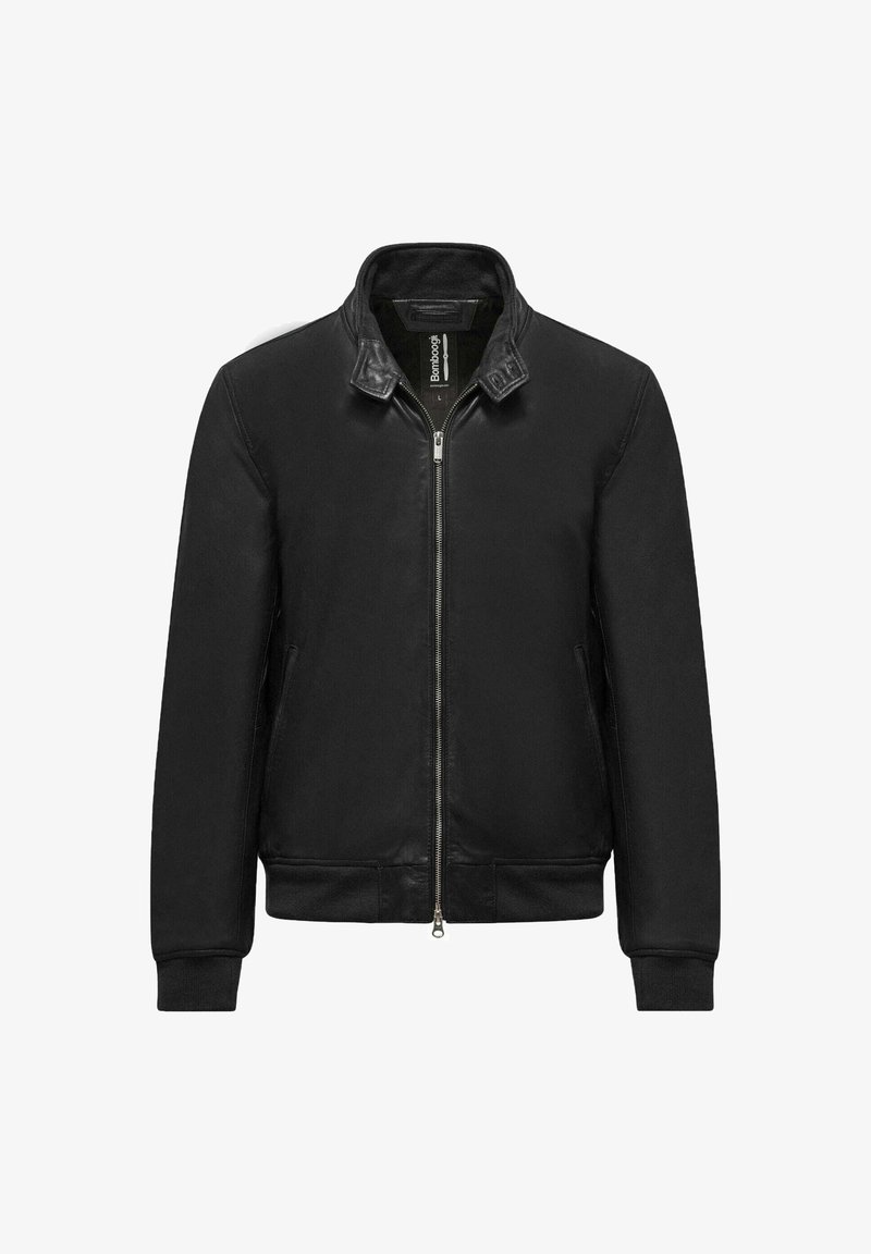 Giacca bomber nera con chiusura a zip, collettino in pelle, polsini in costina e orlo a costina, con una texture liscia e un design semplice.