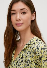comma casual identity MIT AUSSCHNITT - Blouse - helles zitrone