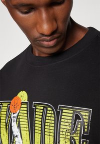 Mitchell & Ness POP PLAYER TEE VINTAGE LOGO - Klubové oblečení - black