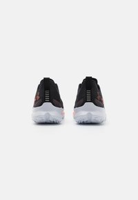 Under Armour VELOCITI 4 SE - Løpesko for vei - black/anthracite/ares red