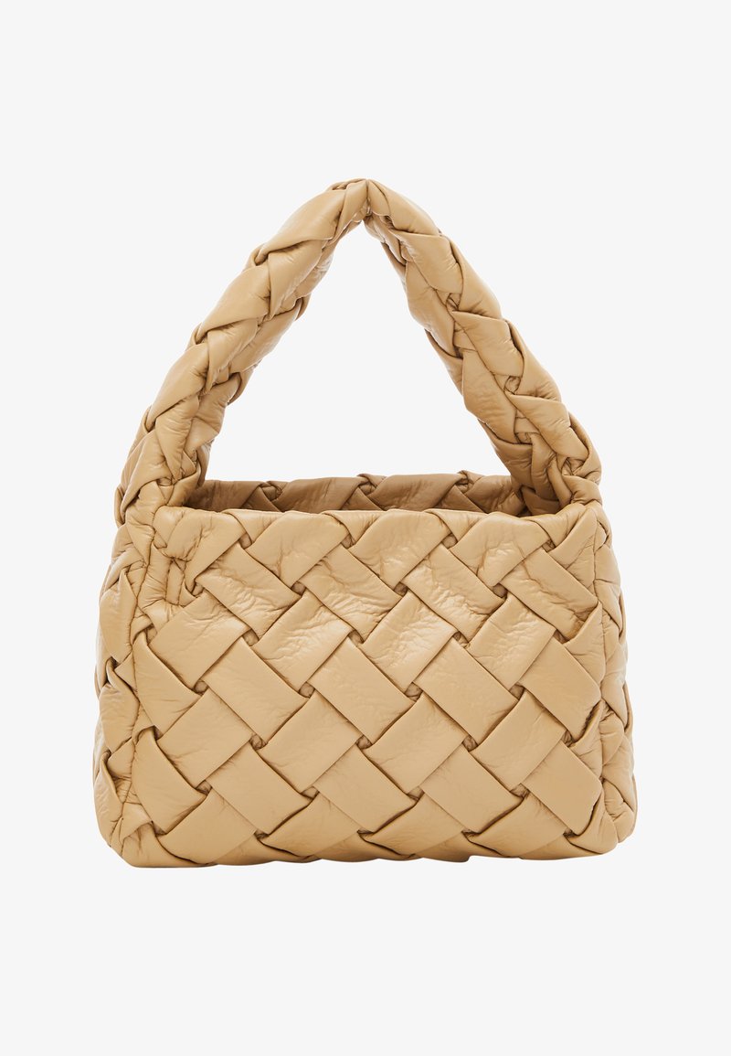 Torebka z plecionki skórzanej w jasnym beżu, z trójkątnym uchwytem i wyraźną sylwetką, o gładkiej, błyszczącej fakturze i widocznym przeszyciu.