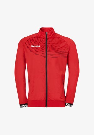 Veste de sport rouge avec fermeture éclaire, col haut et poches latérales. Présente un motif dynamique sur le haut à gauche et des poignets de marque.