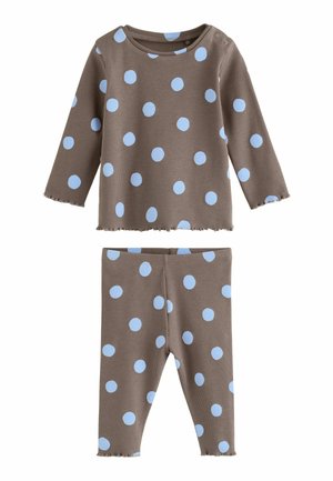 Braunes, geripptes Langarm-Top und Hose mit großen hellblauen Punkten, mit Knopfverschluss an der Schulter und Rüschenkanten.