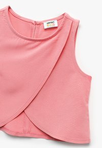 Rosa ärmlös topp i mjukt tyg, med en insvepande design och rundad halsringning. Inkluderar en stängning baktill och är märkt "Koton Kids."