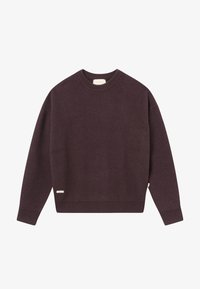 Dunkellila strukturierter Strickpullover mit rundem Ausschnitt, gerippten Bündchen und Saum sowie einem kleinen Etikett-Detail an der Seite.