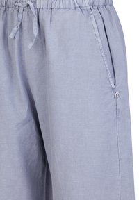 Lichtblauwe, loszittende linnen broek met een elastische tailleband, trekkoord en zijzakken. Heeft een textuurafwerking van de stof.