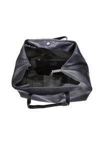 Tote en cuir noir avec deux poignées, intérieur spacieux, poches en mesh et un compartiment zippé pour un rangement sécurisé. Texture lisse, design minimal.