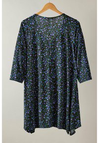 Schwarzes Kleid mit Dreiviertelärmeln, das ein florales Muster in Lila und Grün zeigt. Hergestellt aus leichtem Stoff mit einer lockeren Passform.