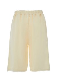 Shorts giallo chiaro, fino al ginocchio, con una vita elastica, caratterizzati da un tessuto morbido e fluido e bordi grezzi per un aspetto rilassato.