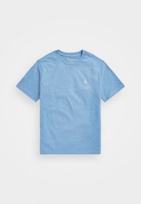 Ljusblå kortärmad t-shirt uppvisad platt, med en liten guldlogotyp på vänster bröstområde. Enkel och avslappnad design.