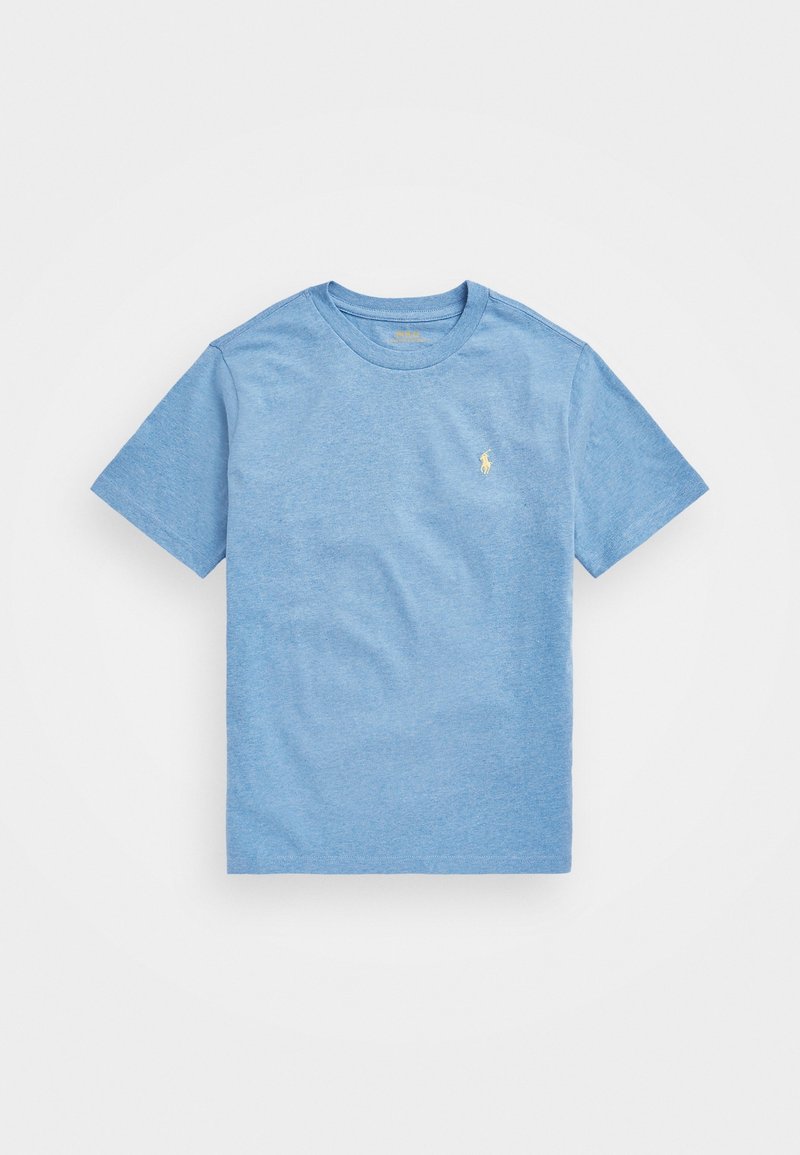 T-shirt bleu clair à manches courtes présenté à plat, avec un petit logo doré sur le côté gauche de la poitrine. Design simple et décontracté.