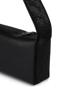 Czarna torebka z gładkiej skóry, z teksturowanym wzorzystym paskiem i srebrnym zamkiem błyskawicznym, podkreślająca nowoczesny, minimalistyczny design.