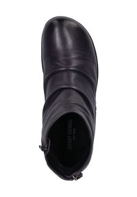 Czarne skórzane botki za kostkę o gładkiej teksturze, z marszczonym wzorem, bocznym zamkiem błyskawicznym i okrągłym czubkiem. Posiadają wyściółkę z miękkiej pianki oraz niski obcas.