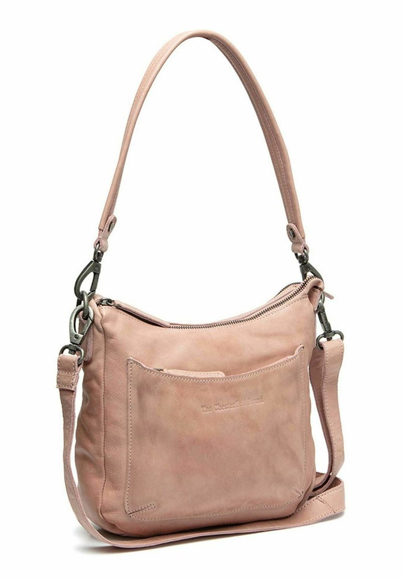 Sac bandoulière en cuir rose clair avec bandoulière réglable, poche avant et fermeture éclair. Présente une texture lisse et un marquage subtil.