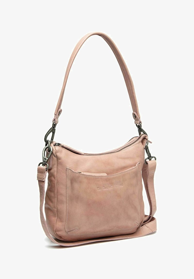 Sac bandoulière en cuir rose clair avec bandoulière réglable, poche avant et fermeture éclair. Présente une texture lisse et un marquage subtil.