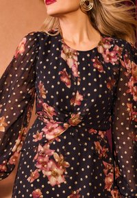 Love & Roses Dienas kleita - black floral