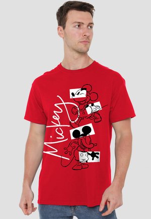 Rotes Baumwoll-T-Shirt mit einem Grafikdesign von Mickey Mouse. Das Design beinhaltet schwarz-weiße Illustrationen und den Text "Mickey" in einer stilisierten Schriftart.