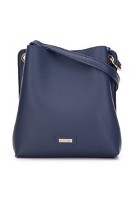 Marinblå läderhinkväska med en strukturerad yta, hårdvara i guldton, justerbar rem och en liten varumärkesplakett på framsidan.