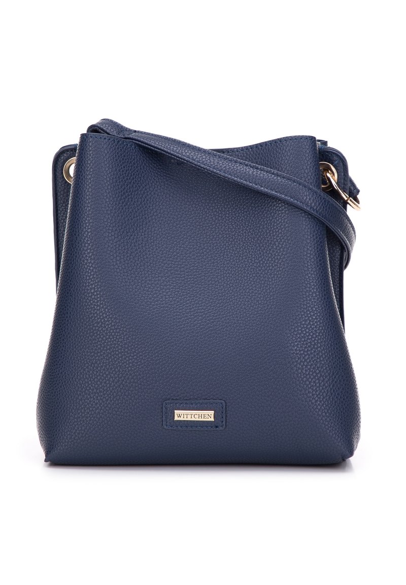 Marinblå läderhinkväska med en strukturerad yta, hårdvara i guldton, justerbar rem och en liten varumärkesplakett på framsidan.