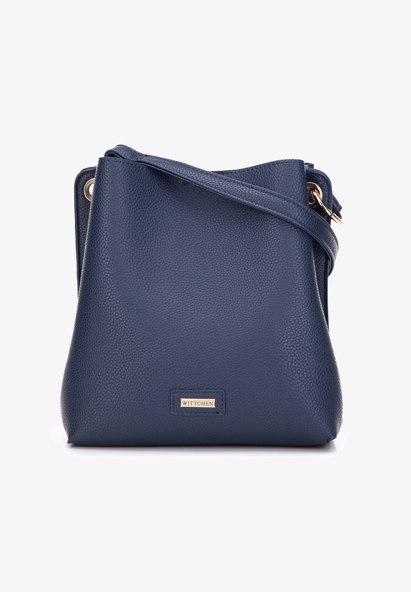 Tummansininen nahkainen ämpärilaukku, jossa on teksturoitu pinta, kultasävyiset yksityiskohdat, säädettävä olkahihna ja pieni merkin logo edessä.