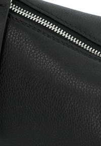 Dettaglio di una borsa in pelle nera con una superficie testurizzata e una chiusura a cerniera in argento. Il design include un bordo morbido e arrotondato.