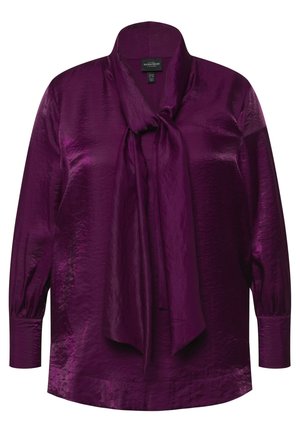 Lila Satinbluse mit einem Kragenband, langen Ärmeln mit gerafften Manschetten und einer glatten, glänzenden Oberfläche.