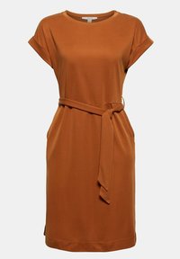Robe marron rouille à manches courtes avec encolure ronde et ceinture assortie nouée à la taille, silhouette longueur genou.
