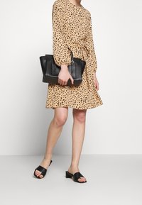 Dorothy Perkins Vapaa-ajan mekko - black
