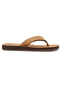 Brun flip-flop sandal med en teksturert brun øvre del og en polstret mørkebrun såle, med et smalt stroppdesign og subtil merking.