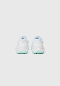Weiße Sneakers mit einem strukturierten Mesh-Obermaterial und einer mintgrünen Gummisohle. Verfügt über Zugschlaufen an der Ferse für einfaches An-/Ausziehen und ein schlankes Design.