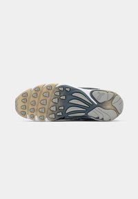 Hardloopschoen zool met een multifunctionele rubberen outsole. Kleuren zijn grijs en beige, met golfachtige groeven en textuur grips.