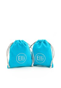 To turquoise stofposer med en blød tekstur, der har en snøre lukning og trykt logo "Elli by Julie & Grace" på forsiden.