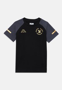Juodas medvilninis marškinėliai su pilkomis rankovėmis, su auksiniu logo ir akcentais. Lygus audinys, apvalus kaklo išpjovimas ir trumpos raglan rankovės.