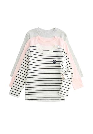 Tre foldede langærmede skjorter i grå, pink og hvid med sorte striber og et lille hjerte med teksten "elsket" foran.