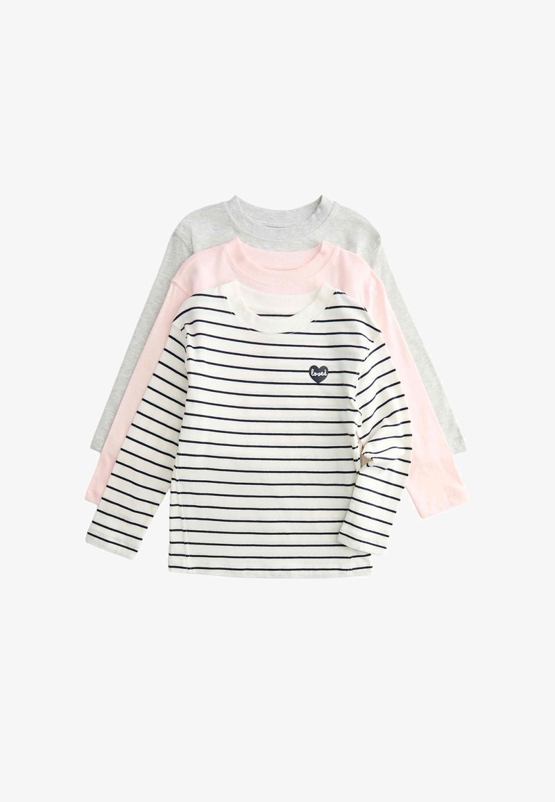 Tres camisas de manga larga dobladas en gris, rosa y blanco con rayas negras y un pequeño corazón con el texto "amado" en el frente.