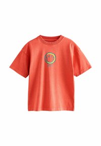 Röd bomull t-shirt med rund halsringning. Centrerad grafik med en leende ansikte som har "NY" inuti. Kortsleeves, avslappnad passform.
