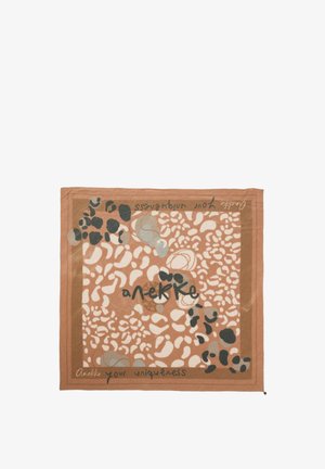 Kwadratowa apaszka z abstrakcyjnymi wzorami zwierzęcymi oraz napisem „Anekke your uniqueness” w czarno-beżowych tonacjach.