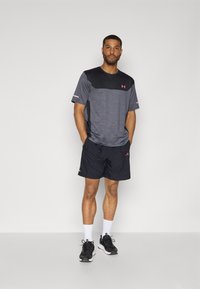 Under Armour UTILITY - Športne majice - black/super pink