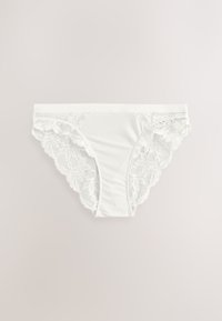 Hvidt dameundertøj med glat stof foran og blomsterblonde detaljer på siderne og kanterne.